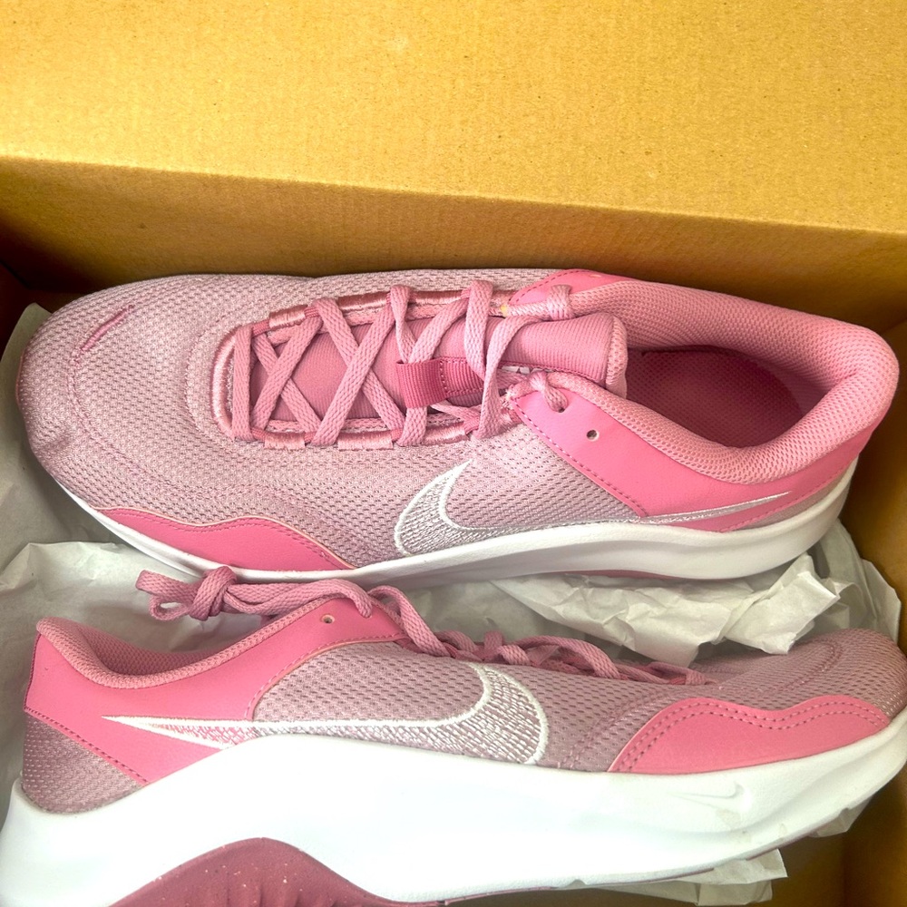 New, never worn Nike Move to Zero Women’s sneakers